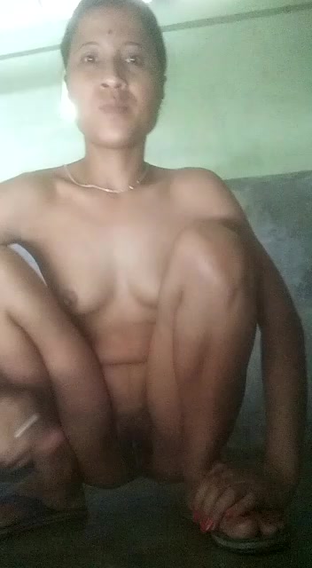 Indian Skinny Bhabi Nude Showing Sexy Ass