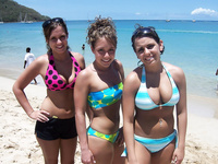 Hot bikini babes!