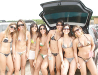 Hot bikini babes!