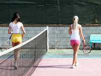 Lady Blonde v Brunette