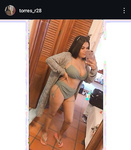 Morena tetona mostrando su escote