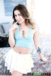 La sexy teen en minifalda blanca necesita quedar embarazada con un creampie