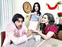 Mi sexy madrastra MILF me ayuda seduciendo a mi crush la camarera y hacemos un delicioso trio