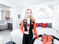 Mi hermanastra pequeña me seduce con su jugada pussy y me saca creampie