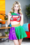 La sexy MILF rubia me seduce con su outfit sexy de Mardi Gras me encanta esa minifalda