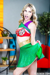 La sexy MILF rubia me seduce con su outfit sexy de Mardi Gras me encanta esa minifalda