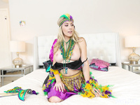 La sexy Milf rubia cachonda con su traje de Mardi Gras busca una polla para su pussy