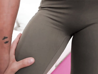 ¿Mi Culo Se Ve Bien En Estos Pantalones De Yoga?” Ella siguió tentándome y finalmente me detuve