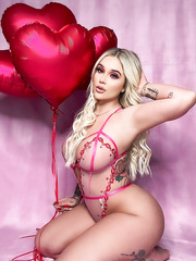 kali Roses  American Boobs: Fake/Enhanced Bra/cup size: 34DDD)