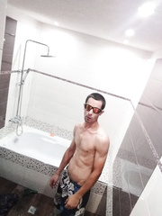 this is me on the pics if u want i`ll send more