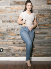 PRETTY FATTY STRIPS NAKED AND REVEALS HER YUMMY BIG BREASTS AND BUBBLE BUTT