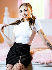 La sexy cachonda amiga de mi hija quiere que la rompa con mi polla