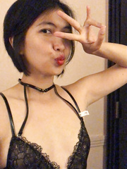 Tammy poses in a black bra