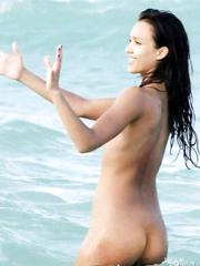jessica alba nude on the beach
