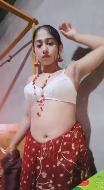 352px x 640px - Desi Beautiful Sexy Newly Married Bengali Girl Removing Saree