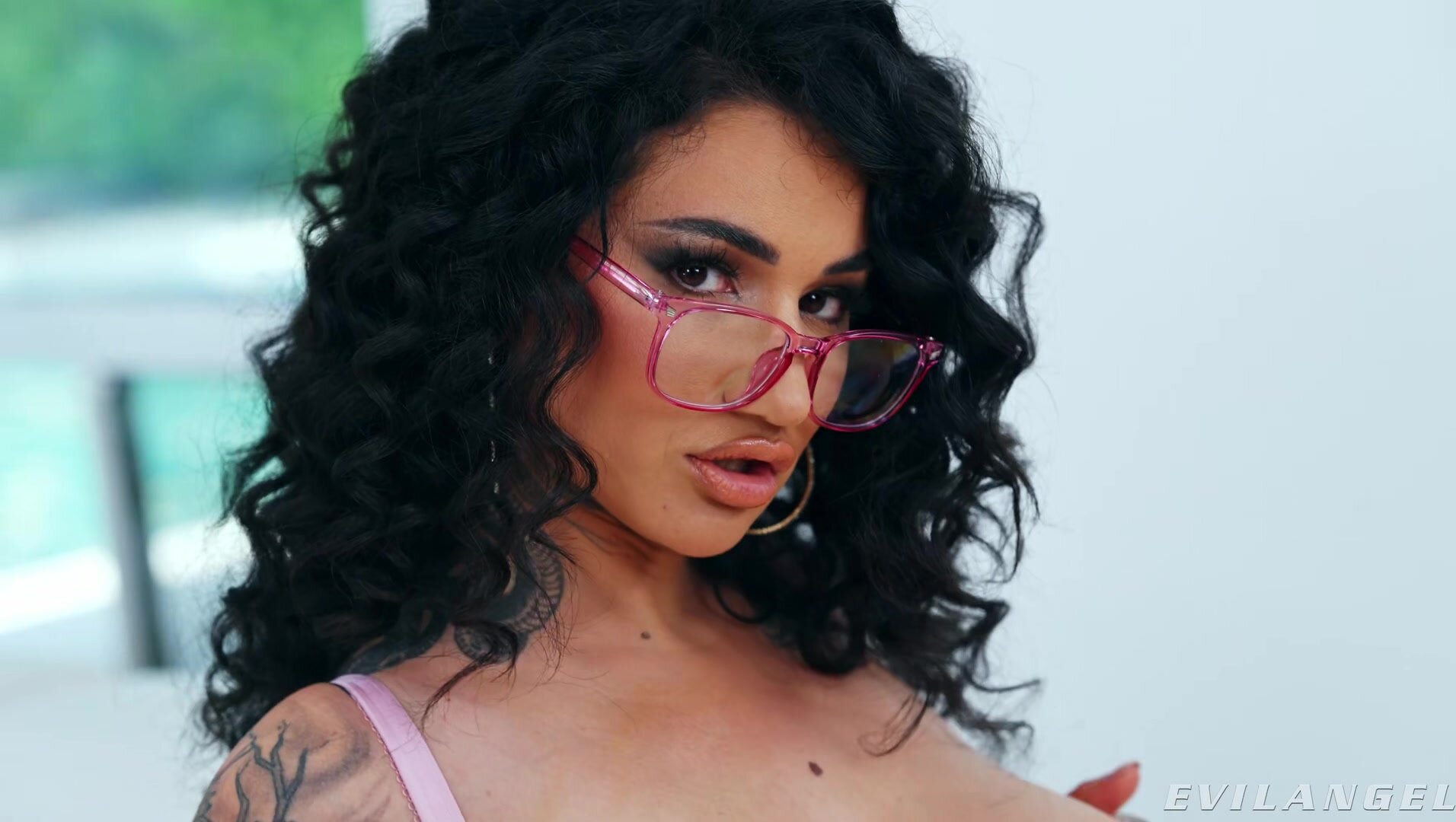 Arabelle Raphael - Spunky Specs [EvilAngel]